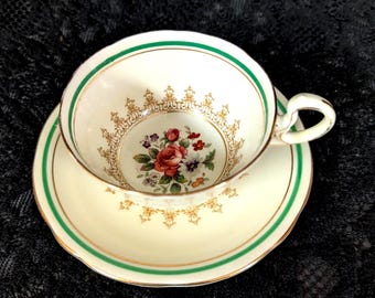 Taza y platillo AYNSLY de 1934, porcelana fina, Inglaterra, color crema con decoración floral, diseño de corona dorada, ribete dorado, elegante, ¡pieza de colección en perfecto estado!