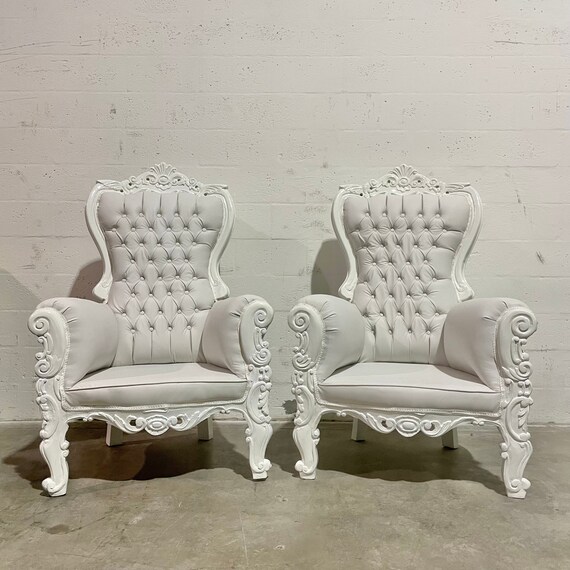 White leather tufted chair deals