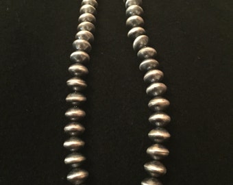 Fantastiskt handgjort halsband i sterlingsilver med navajopärlor, 45 cm långt