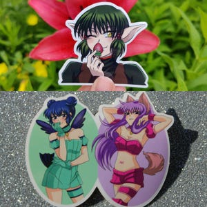 Może przedstawiać: Kolekcja naklejek w stylu anime. Jedna naklejka przedstawia postać z zielonymi włosami trzymającą truskawkę. Dwie inne naklejki przedstawiają postacie z anime w zielonych i różowych strojach.