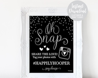 Puede incluir: Señal imprimible en blanco y negro con el texto "Oh Snap! Share the love! Tag your photos with #HappilyHooper say cheese" y un gráfico de cámara estilizado.