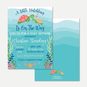 Puede incluir: Una invitación de baby shower azul y verde con una ilustración de dibujos animados de dos tortugas marinas. El texto dice "A Little Hatchling Is On The Way" e incluye detalles para el baby shower, incluyendo la fecha, la hora, la ubicación y la información de RSVP.