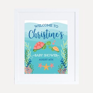Puede incluir: Un cartel de bienvenida azul y verde para un baby shower con el texto "Bienvenido a Christine's Baby Shower el 16 de agosto". El cartel presenta dos tortugas de dibujos animados, una más grande que la otra, nadando en el océano con coral y estrellas de mar.