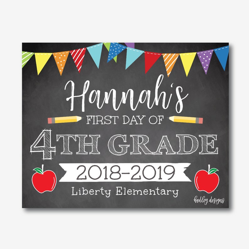 Może przedstawiać: Tablica z czarnej tablicy z kolorową wstążką u g&oacute;ry, ogłaszająca "Hannah's First Day of 4th Grade 2018-2019 Liberty Elementary". Tablica jest ozdobiona czerwonymi jabłkami i oł&oacute;wkami.