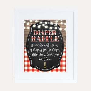 Op de afbeelding: Een wit ingelijst bord met een krijtbordachtergrond en een rood-wit geruite rand. Het bord zegt "Diaper Raffle" en "Als je een pak luiers voor de luierloterij hebt meegebracht, laat dan je ticket hier achter."