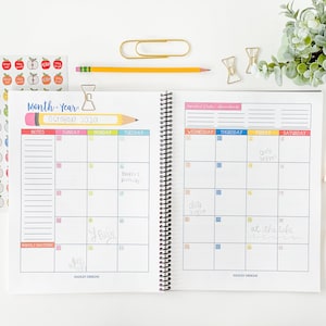 Pode incluir: Um planejador mensal com um design colorido que apresenta um l&aacute;pis e as palavras "Month Year" e "October 2020". O planejador tem um layout de grade com os dias da semana etiquetados e espa&ccedil;o para notas e gratid&atilde;o mensal.