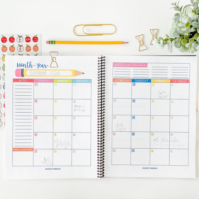 Pode incluir: Um planejador mensal com um design colorido que apresenta um l&aacute;pis e as palavras "Month Year" e "October 2020". O planejador tem um layout de grade com os dias da semana etiquetados e espa&ccedil;o para notas e gratid&atilde;o mensal.