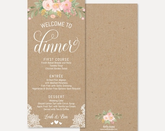 Può includere: Un menu di cena di nozze marrone rustico con un design floreale e un bordo in pizzo bianco. Il menu include il testo "Benvenuti a cena" e elenca le portate: Antipasto, Primo piatto e Dolce. I nomi Leah & Ben sono in fondo al menu.