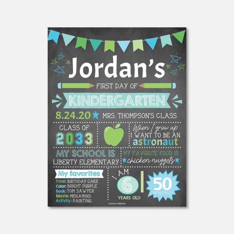 K&ouml;nnte beinhalten: Eine Tafel im Kreidetafel-Stil mit dem Namen "Jordan's" oben. Das Schild enth&auml;lt Details wie Datum, Name des Lehrers, Schuljahr, Lieblingsdinge und eine Gr&ouml;&szlig;e von 127 cm. Das Farbschema ist haupts&auml;chlich T&uuml;rkis, Gr&uuml;n und Wei&szlig;.