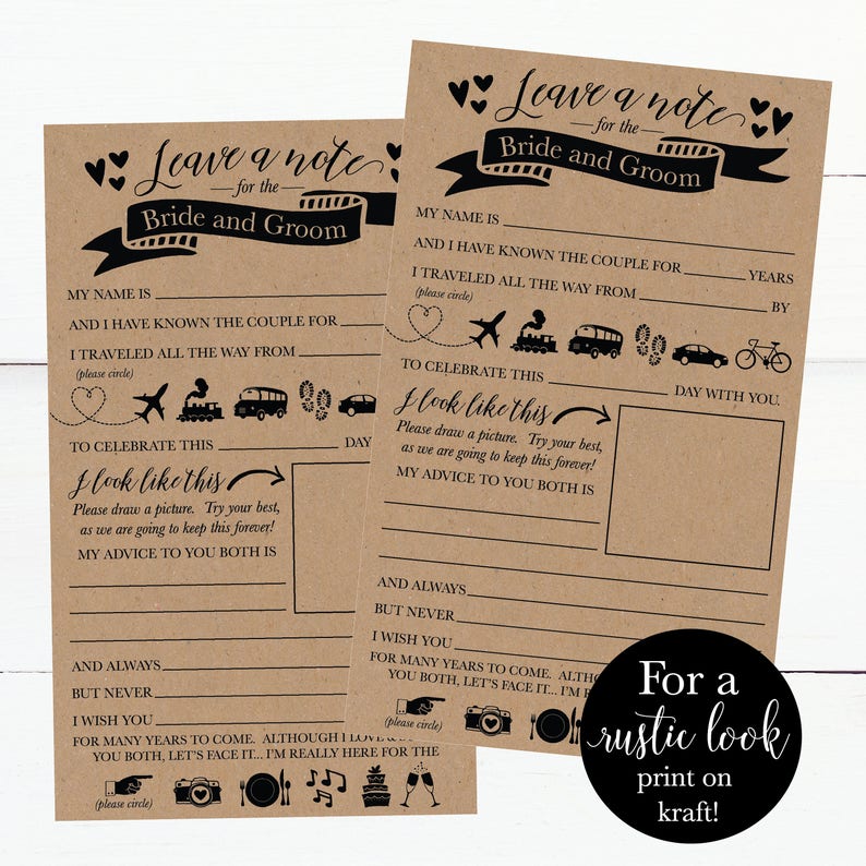 K&ouml;nnte beinhalten: Zwei braune Kraftpapierkarten mit schwarzem Text und Illustrationen. Die Karten sind f&uuml;r eine Hochzeit und bitten die G&auml;ste, eine Nachricht f&uuml;r das Brautpaar zu hinterlassen. Die Karten enthalten Aufforderungen f&uuml;r die G&auml;ste, ihre Namen, wie lange sie das Paar kennen, wie sie zur Hochzeit gereist sind und welchen Rat sie f&uuml;r das Paar haben, zu teilen. Die Karten enthalten auch einen Platz f&uuml;r die G&auml;ste, um ein Bild davon zu zeichnen, wie sie aussehen, wenn sie die Hochzeit feiern.