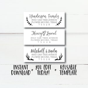 Könnte beinhalten: Drei bedruckbare Rücksendeetiketten mit verschiedenen Namen und Adressen. Die Etiketten sind weiß mit schwarzem Text und Grafiken. Das erste Etikett lautet "Henderson Family" mit einem floralen Design. Das zweite Etikett lautet "Henry Laurel" mit einem Herzsymbol. Das dritte Etikett lautet "Mitchell & Kaila" mit einem Geweih. Der Text unter den Etiketten lautet "Sofort herunterladen + Heute bearbeiten! + Wiederverwendbare Vorlage".