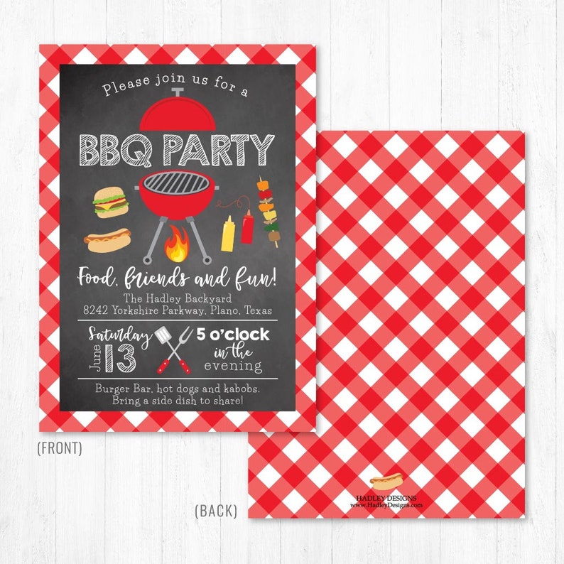 Pu&ograve; includere: Uno sfondo a scacchi rosso e bianco con un invito su una lavagna nera per una festa di barbecue. L'invito dice "Unisciti a noi per una festa di barbecue" con una griglia rossa e icone di cibo. Il testo dice anche "Cibo, amici e divertimento!" e "The Hadley Backyard 8242 Yorkshire Parkway, Plano, Texas Sabato 13 giugno 5 del pomeriggio Burger Bar, hot dog e spiedini. Porta un piatto da condividere!"