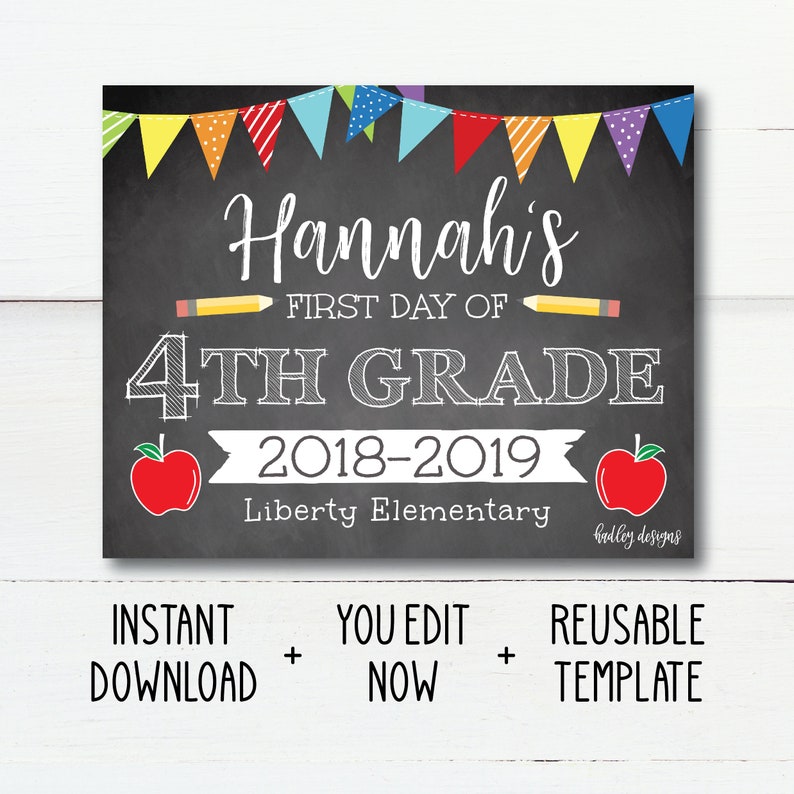 Może przedstawiać: Edytowalny znak z tablicy kredowej z kolorową wstążką, jabłkami, oł&oacute;wkami i tekstem "Hannah's First Day of 4th Grade 2018-2019 Liberty Elementary".