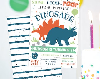 Puede incluir: Una invitación de cumpleaños de dinosaurio colorida con una ilustración de dinosaurio azul y naranja. La invitación dice "Stomp... Chomp... Roar! Let's all party like a Dinosaur!" y "¡Hudson cumple 3!" La fecha de la fiesta es el 15 de julio de 2018. La invitación incluye la dirección y la información de RSVP.