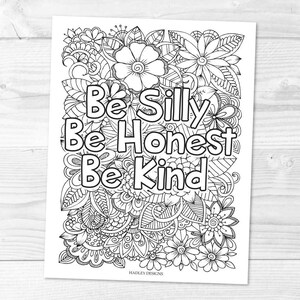 Puede incluir: P&aacute;gina para colorear en blanco y negro con un dise&ntilde;o floral y el texto "Be Silly Be Honest Be Kind".