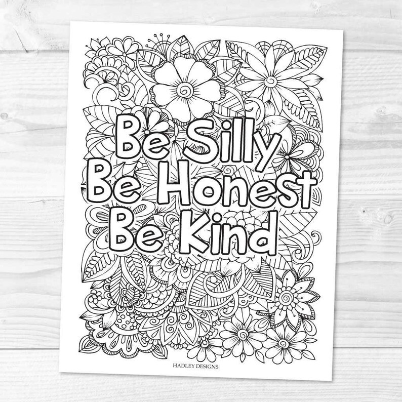Puede incluir: P&aacute;gina para colorear en blanco y negro con un dise&ntilde;o floral y el texto "Be Silly Be Honest Be Kind".