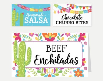 Può includere: Tre etichette alimentari stampabili a tema festa. Le etichette presentano una grafica di cactus e bordi floreali colorati. Il testo sulle etichette recita "Salsa fatta in casa", "Bocconcini di churros al cioccolato" e "Enchiladas di manzo".