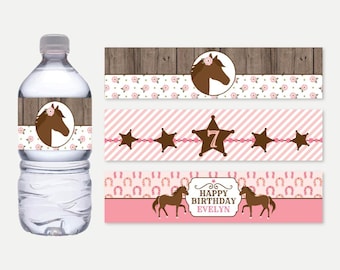 Op de afbeelding: Drie roze en bruine waterfleslabels met een paardenmotief. Het bovenste label heeft een bruin paardenhoofd met een roze bloemenkrans op een houtnerf achtergrond. Het middelste label heeft een roze en witte gestreepte achtergrond met een bruine ster en een sheriffbadge met het nummer 7. Het onderste label heeft een roze achtergrond met bruine hoefijzers en twee bruine paarden. De tekst op het onderste label luidt "Happy Birthday Evelyn".