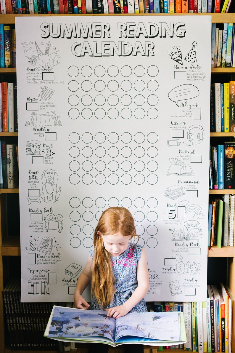 Op de afbeelding: Een zwart-witte printbare zomerleeskalender met een raster van cirkels om leesdoelen bij te houden. De kalender bevat aanwijzingen zoals "Lees een boek met een hond erin", "Lees een boek dat is uitgegeven in het jaar dat je geboren bent" en "Lees 51 prentenboeken op &eacute;&eacute;n dag".