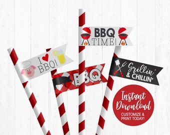 Può includere: Quattro cannucce di carta a strisce rosse e bianche con bandierine stampabili per una festa di barbecue. Le bandierine dicono "I BBQ!" con un maiale, "BBQ TIME!" con una griglia, "BBQ" con un maiale e "Grillin' & Chillin'" con una spatola e delle pinze. Un cerchio rosso con il testo "Download immediato PERSONALIZZA & STAMPA OGGI!" si trova nell'angolo in basso a destra.