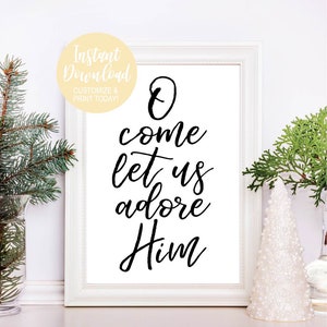 K&ouml;nnte beinhalten: Ein wei&szlig;er gerahmter Druck mit schwarzer Kalligraphie, auf dem "O come let us adore Him" steht.