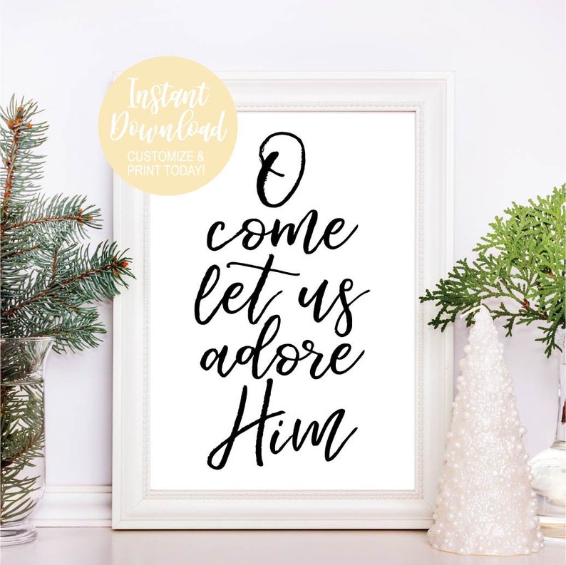 K&ouml;nnte beinhalten: Ein wei&szlig;er gerahmter Druck mit schwarzer Kalligraphie, auf dem "O come let us adore Him" steht.
