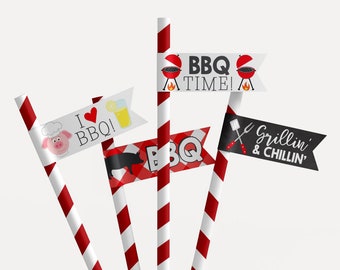 Può includere: Quattro cannucce di carta a strisce rosse e bianche con bandierine attaccate. Le bandierine hanno disegni e testi diversi, tra cui "I love BBQ!" con un maiale e un cuore, "BBQ Time!" con una griglia, "BBQ" con un motivo a quadri e "Grillin' & Chillin'" con utensili da griglia incrociati.