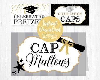Puede incluir: Etiquetas de comida imprimibles para una fiesta de graduación con texto negro y dorado. Las etiquetas dicen "Celebration Pretzels", "Graduation Caps" y "Cap Mallows".