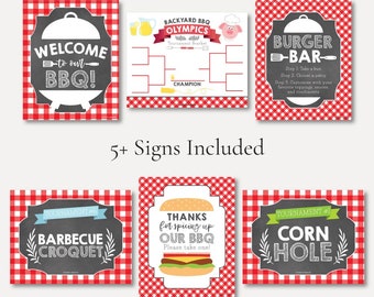Può includere: Cinque cartelli stampabili con sfondo a quadri rossi e bianchi. I cartelli presentano un testo in stile lavagna con vari messaggi a tema barbecue, tra cui "Benvenuti al nostro barbecue!" e "Bar delle hamburger".