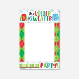 Könnte beinhalten: Ein Fotobooth-Requisit mit weißem Hintergrund und roten und grünen Karobordüren. Die obere Bordüre lautet "the UGLIER the SWEATER" und die untere Bordüre lautet "the BETTER the PARTY!" mit einem Schneeflockenmuster.