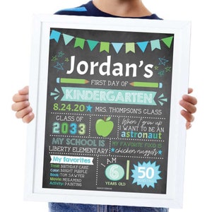 K&ouml;nnte beinhalten: Ein gerahmtes Tafel-Schild mit dem Text "Jordan's First Day of Kindergarten". Das Schild enth&auml;lt Details wie Datum, Name des Lehrers, Schuljahr, Lieblingsdinge und eine Gr&ouml;&szlig;e von 127 cm. Das Design hat gr&uuml;ne, blaue und wei&szlig;e Akzente.