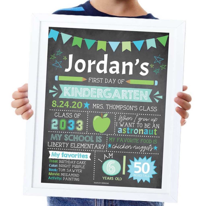 K&ouml;nnte beinhalten: Ein gerahmtes Tafel-Schild mit dem Text "Jordan's First Day of Kindergarten". Das Schild enth&auml;lt Details wie Datum, Name des Lehrers, Schuljahr, Lieblingsdinge und eine Gr&ouml;&szlig;e von 127 cm. Das Design hat gr&uuml;ne, blaue und wei&szlig;e Akzente.