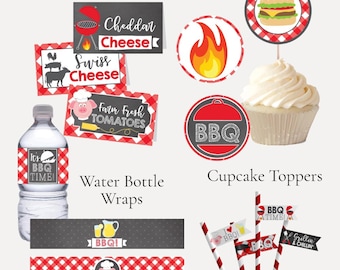 Può includere: Una collezione di articoli per feste a tema barbecue, tra cui biglietti per tende alimentari, involucri per bottiglie d'acqua, decorazioni per cupcake e bandierine per cannucce. I disegni presentano motivi a quadri rossi e bianchi, grafiche di grigliate e testo.