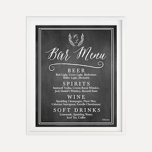Puede incluir: Un cartel de pizarra en blanco y negro con el texto "Bar Menu" en una fuente de letra cursiva decorativa. El menú enumera varias bebidas alcohólicas y no alcohólicas, incluyendo cerveza, licores, vino y bebidas sin alcohol.