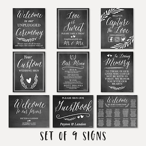 Może przedstawiać: Zestaw dziewięciu tabliczek z czarnej tablicy na ślub. Tabliczki mają biały tekst na czarnym tle i zawierają takie frazy jak "Witamy na naszej odłączonej ceremonii", "Miłość jest słodka", "Pomóż nam uchwycić miłość", "Twoja spersonalizowana tabliczka ślubna", "Menu baru", "W kochającej pamięci", "Witamy na zawsze", "Proszę podpisać naszą księgę gości" oraz plan rozsadzenia gości.