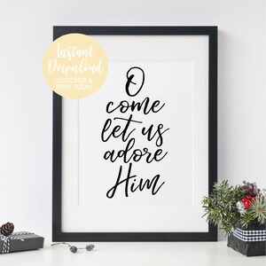 K&ouml;nnte beinhalten: Ein schwarz-wei&szlig;er druckbarer Wandkunstdruck mit dem Text "O come let us adore Him" in einer kursiven Schrift.