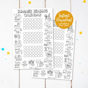 Op de afbeelding: Zwart-witte printbare zomerleeskalender met een leuk, fantasierijk ontwerp. De kalender heeft een raster met cirkels om leesdoelen bij te houden. De kalender bevat illustraties van boeken, een hond, een school en een camera. De tekst "Summer Reading Calendar" staat bovenaan de pagina. De tekst "Instant Download Customize & Print Today!" staat in een gele cirkel.