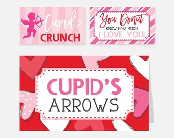 Puede incluir: Tres etiquetas de regalo para el Día de San Valentín con corazones y rayas rosas y rojas. Las etiquetas dicen "Cupid's Crunch", "You Donut Know How Much I Love You!" y "Cupid's Arrows".