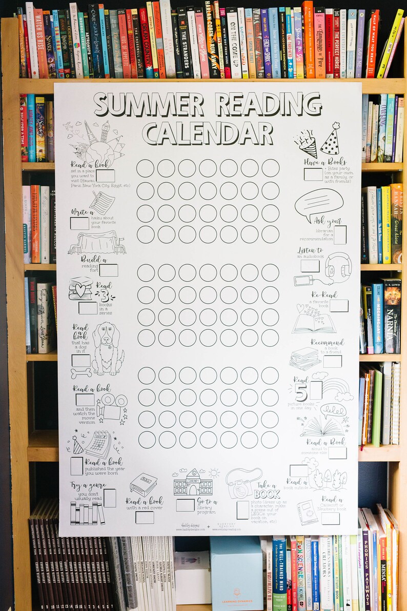 Op de afbeelding: Een zwart-witte printbare zomerleeskalender met 50 cirkels om in te kleuren. De kalender heeft een verscheidenheid aan leesuitdagingen, zoals "Lees een boek dat zich afspeelt op een plek die je wilt bezoeken", "Lees een boek met een hond erin", en "Lees een boek met een rode kaft".