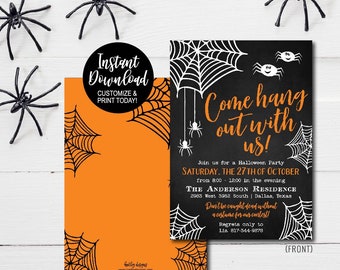 Op de afbeelding: Printbare Halloween-feestuitnodiging met een zwart-wit spinnenwebontwerp en de tekst "Come hang out with us!"  Doe mee met ons Halloween-feest Zaterdag 27 oktober van 20:00 tot 00:00 uur The Anderson Residence 2983 West 3982 South | Dallas, Texas Zorg dat je niet dood gevonden wordt zonder een kostuum voor onze wedstrijd! Laat het Lia weten als je niet kunt komen via 817-344-9878 (VOORKANT) (ACHTERKANT)