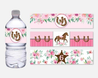 Op de afbeelding: Roze en bruine waterfleslabels met een bloemenontwerp, hoefijzers, een paard en een ster met het nummer 6. De labels zijn ontworpen voor een feestje.