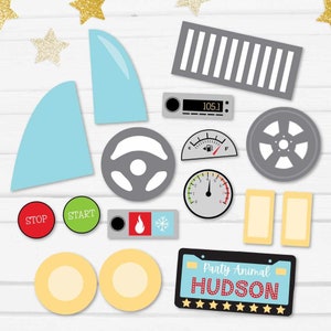 Puede incluir: Un conjunto de 12 accesorios de cabina de fotos imprimibles con tem&aacute;tica de un coche azul. Los accesorios incluyen un volante, ventanas de coche, una placa de matr&iacute;cula, una radio, un indicador de combustible, un veloc&iacute;metro, una parrilla de coche, dos faros, una se&ntilde;al de stop, una se&ntilde;al de inicio y dos llantas de rueda. La placa de matr&iacute;cula dice "Party Animal HUDSON" con cinco estrellas.