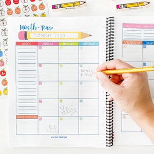 Pode incluir: Um planejador mensal com uma capa colorida e um l&aacute;pis no topo. O planejador tem um calend&aacute;rio para outubro de 2020 com se&ccedil;&otilde;es de notas, gratid&atilde;o mensal e datas importantes. O calend&aacute;rio tem entradas escritas &agrave; m&atilde;o para anivers&aacute;rios e outros eventos.
