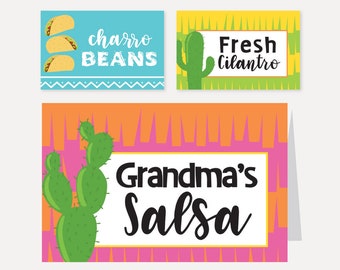 Può includere: Tre etichette alimentari stampabili a tema festa. Le etichette presentano una grafica di cactus e un testo che recita "Salsa della nonna", "Coriandolo fresco" e "Fagioli charro".