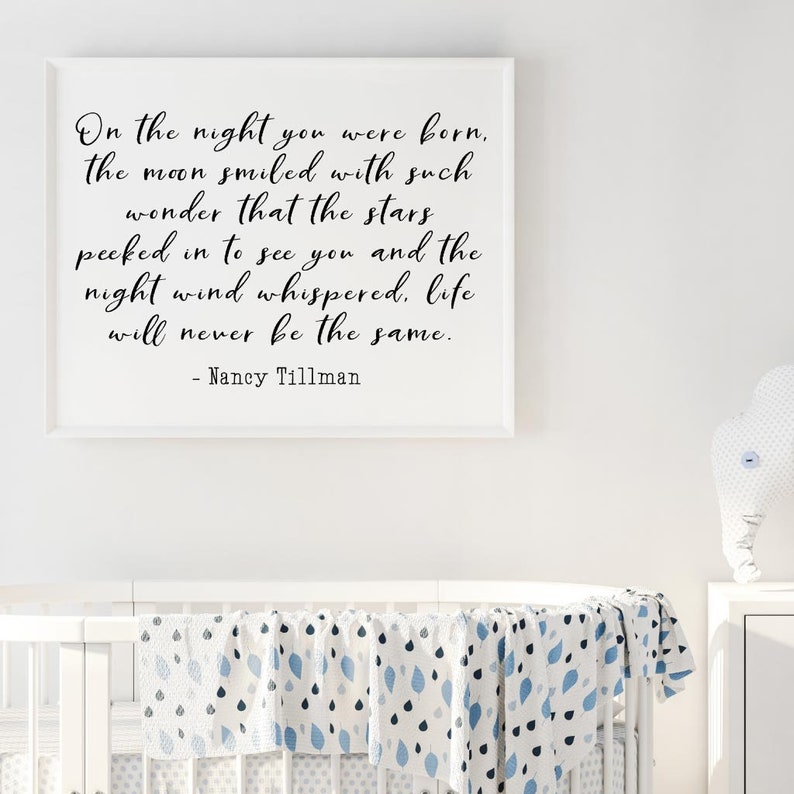 Op de afbeelding: Een wit ingelijst print met een zwart-wit citaat over de nacht dat een baby werd geboren. Het citaat luidt: "Op de nacht dat je werd geboren, glimlachte de maan met zo'n wonder dat de sterren naar binnen keken om je te zien en de nachtwind fluisterde: het leven zal nooit meer hetzelfde zijn." - Nancy Tillman