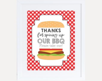 Puede incluir: Un cartel imprimible con un fondo a cuadros rojo y blanco. El cartel presenta una hamburguesa de dibujos animados con el texto "THANKS for spicing up OUR BBQ Please take one!"