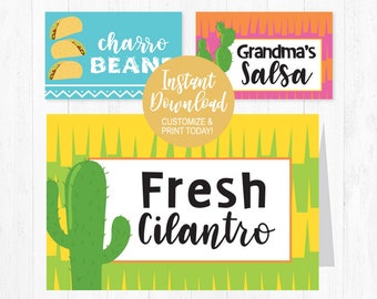 Può includere: Etichette alimentari stampabili per una festa o un tema messicano. Le etichette presentano un design di cactus e un testo che dice "Fagioli Charro", "Salsa della nonna" e "Coriandolo fresco".