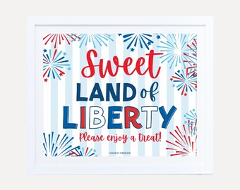 Könnte beinhalten: Ein weiß gerahmtes Schild mit einem blau-weiß gestreiften Hintergrund und roten und blauen Feuerwerkskörpern. Das Schild sagt "Sweet Land of Liberty" und "Please enjoy a treat!" mit dem Text "HADLEY DESIGNS" unten.