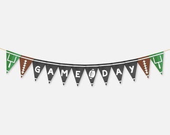 Puede incluir: Bandera de banderines en blanco y negro con las palabras "GAME DAY" y gráficos de fútbol y zona de anotación.