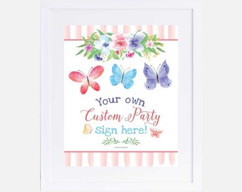 Op de afbeelding: Een wit ingelijst bord met een roze-wit gestreepte achtergrond. Het bord heeft een aquarel bloemenkrans met vlinders in roze, blauwe en paarse tinten. De tekst op het bord luidt "Your own Custom Party sign here!"
